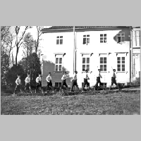 104-0155 Bauernschule Ripkeim, Spiele vor dem Schlossgebaeude.jpg